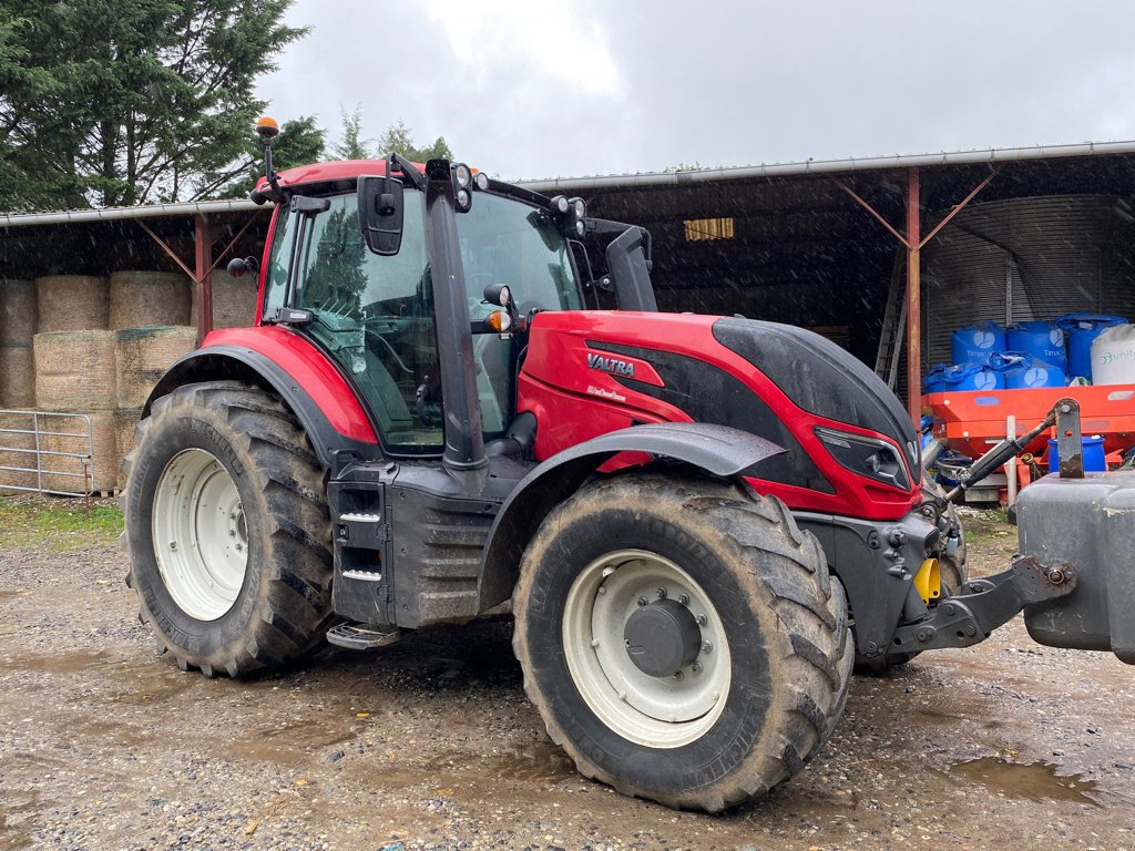 Traktor of the type Valtra T 144 ACTIVE, Gebrauchtmaschine in MAURIAC (Picture 1)