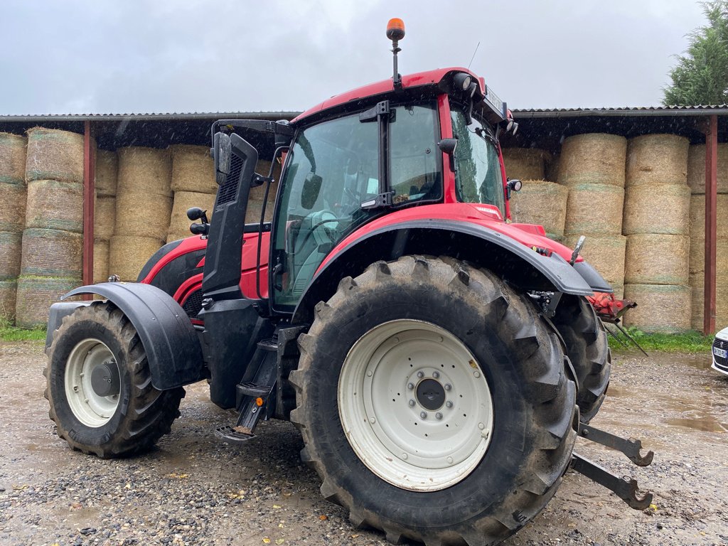 Traktor of the type Valtra T 144 ACTIVE, Gebrauchtmaschine in MAURIAC (Picture 4)