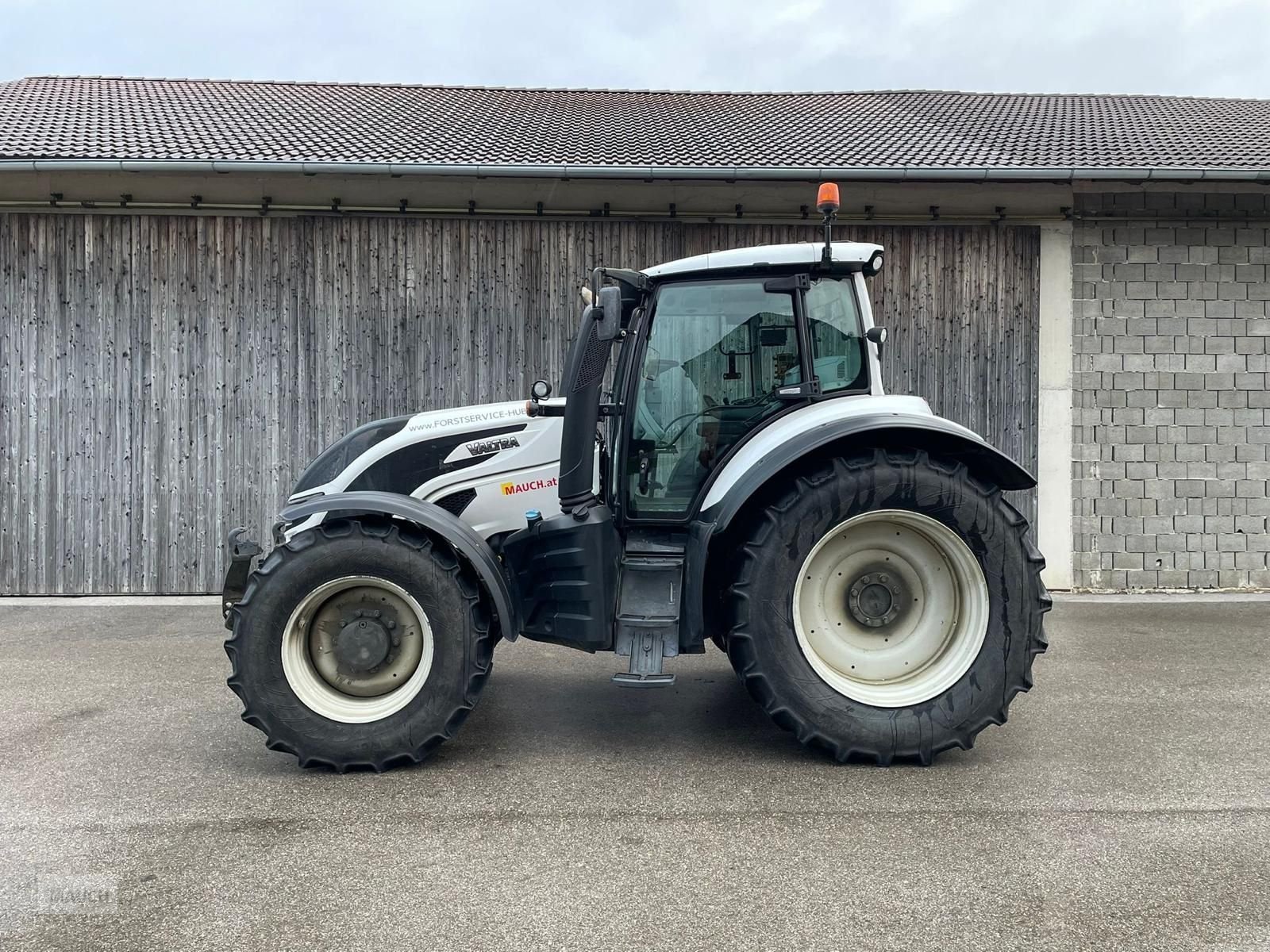 Traktor des Typs Valtra T 144 Direct, Gebrauchtmaschine in Burgkirchen (Bild 3)