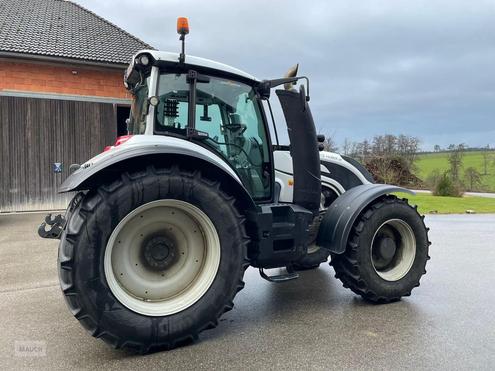 Traktor des Typs Valtra T 144 Direct, Gebrauchtmaschine in Burgkirchen (Bild 4)