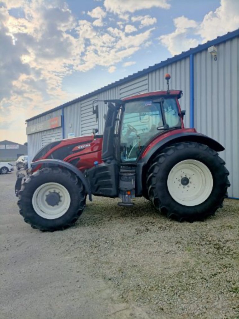 Traktor of the type Valtra T 174e A, Gebrauchtmaschine in Combourg (Picture 2)