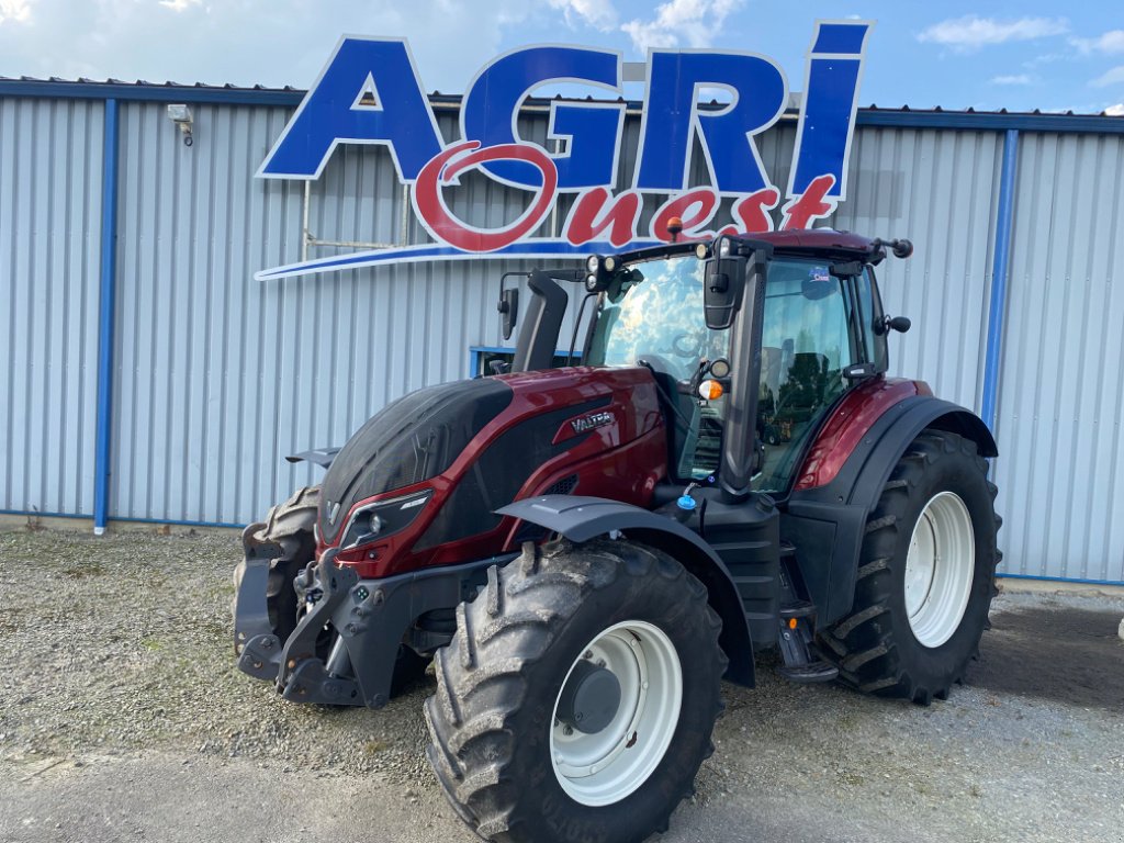 Traktor du type Valtra T 174e A, Gebrauchtmaschine en Combourg (Photo 1)