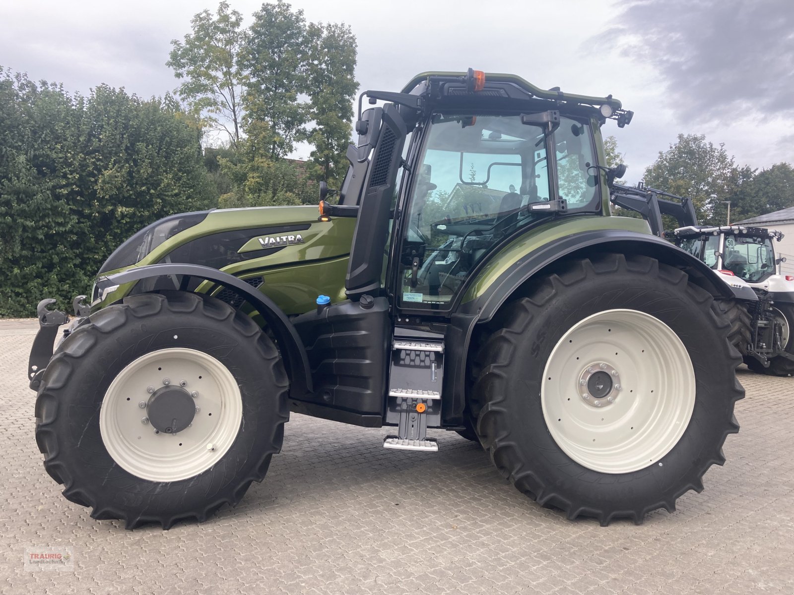 Traktor del tipo Valtra T 175 A Forst mit Rüfa, Neumaschine en Mainburg/Wambach (Imagen 1)