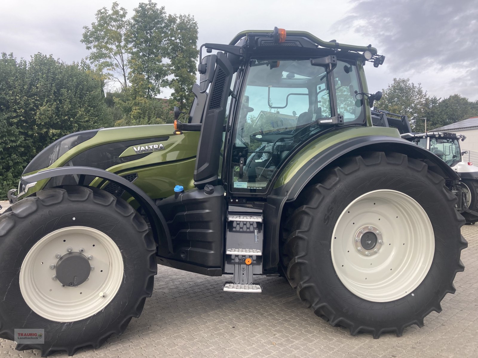 Traktor του τύπου Valtra T 175 A Forst mit Rüfa, Neumaschine σε Mainburg/Wambach (Φωτογραφία 2)