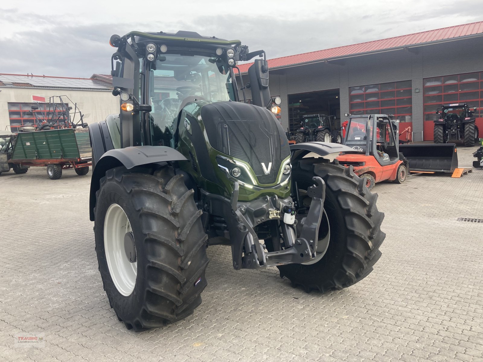 Traktor of the type Valtra T 175 A Forst mit Rüfa, Neumaschine in Mainburg/Wambach (Picture 10)