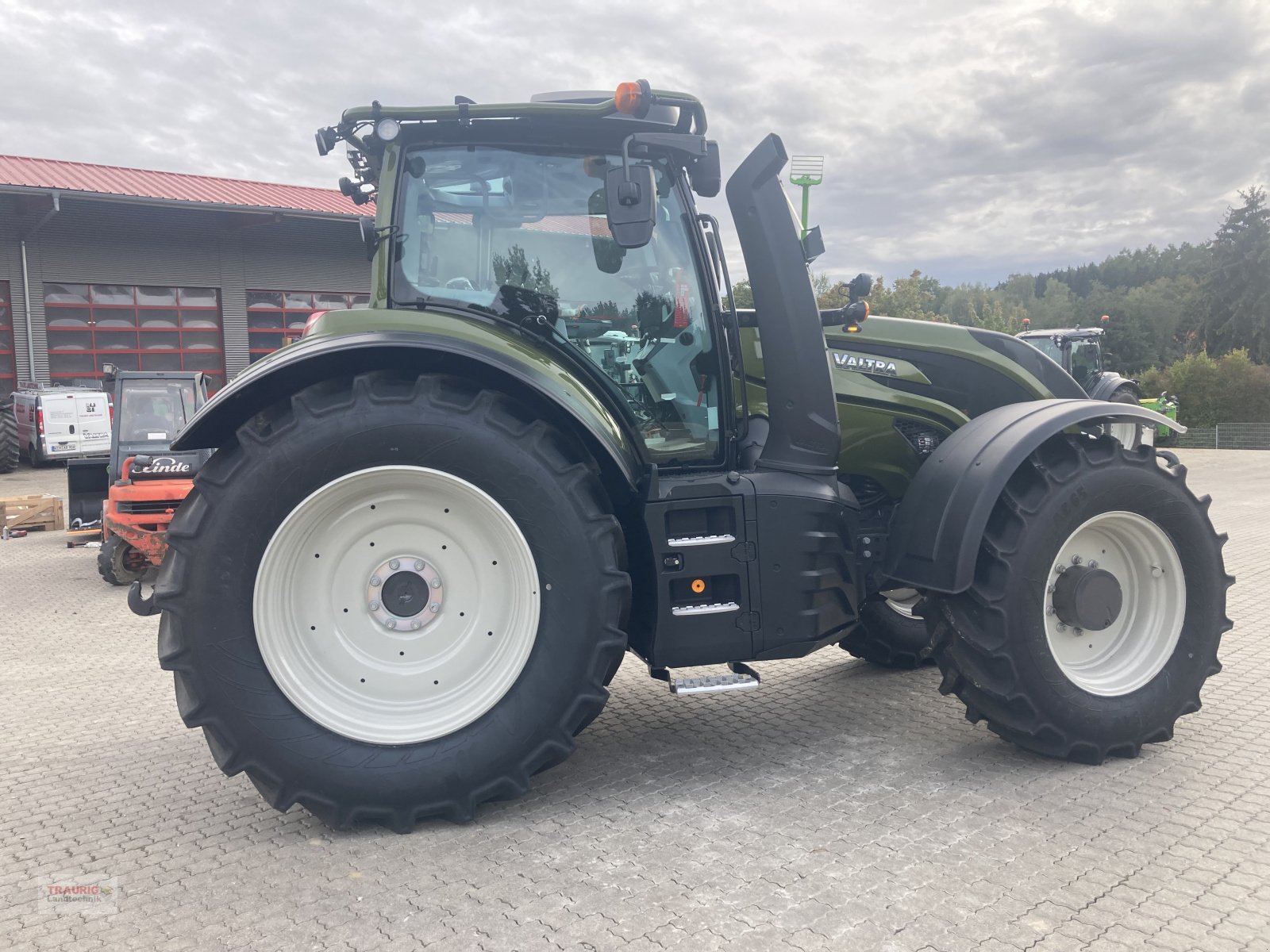 Traktor του τύπου Valtra T 175 A Forst mit Rüfa, Neumaschine σε Mainburg/Wambach (Φωτογραφία 14)