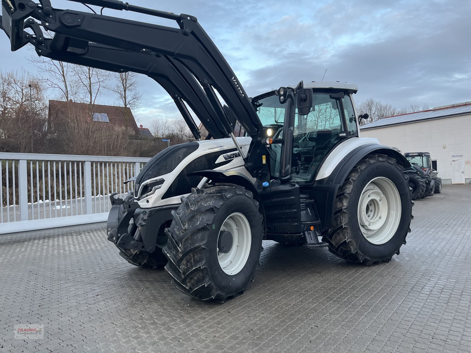 Traktor Türe ait Valtra T 175 Aktiv mit FL, Gebrauchtmaschine içinde Mainburg/Wambach (resim 1)