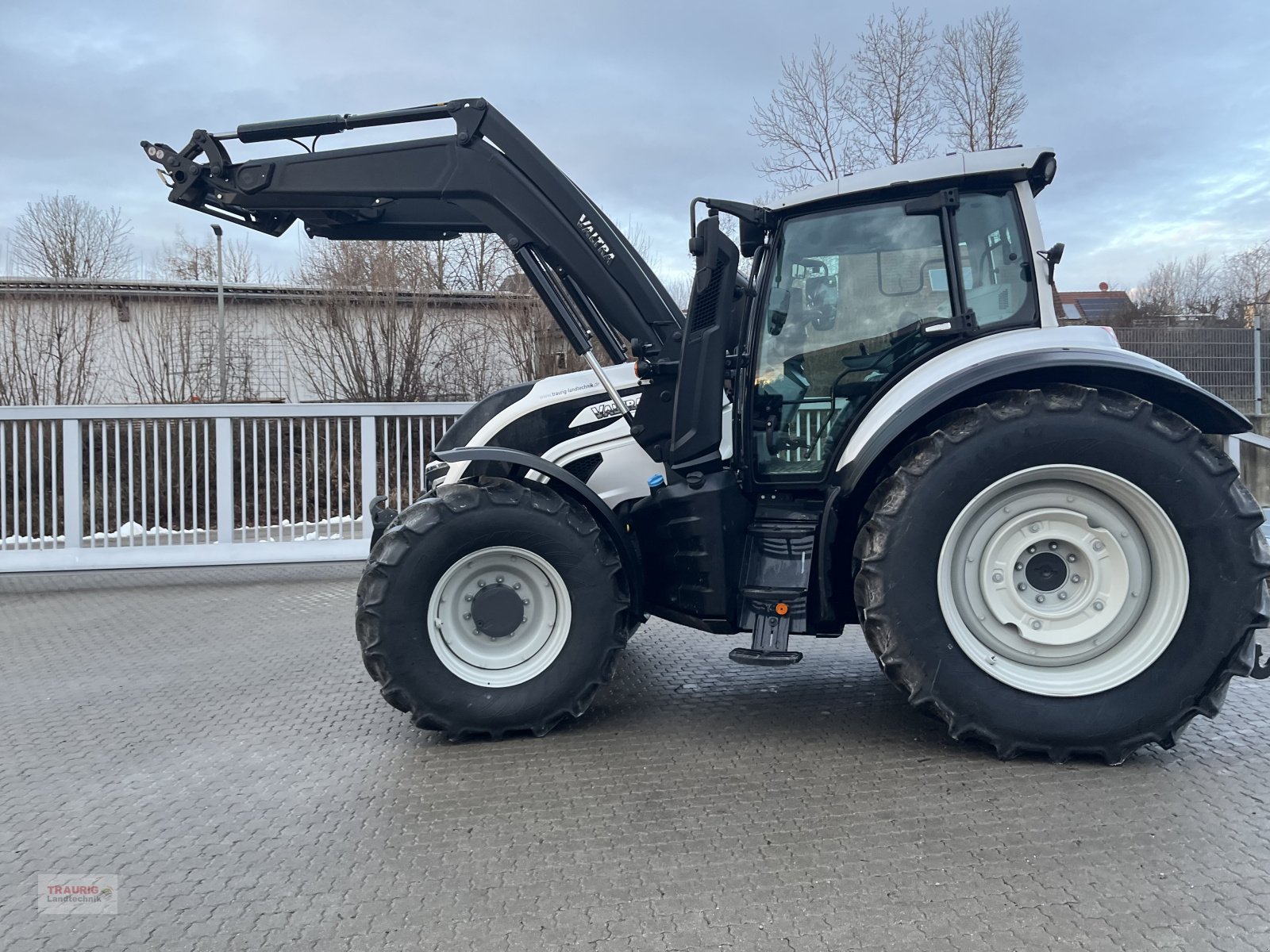 Traktor Türe ait Valtra T 175 Aktiv mit FL, Gebrauchtmaschine içinde Mainburg/Wambach (resim 5)