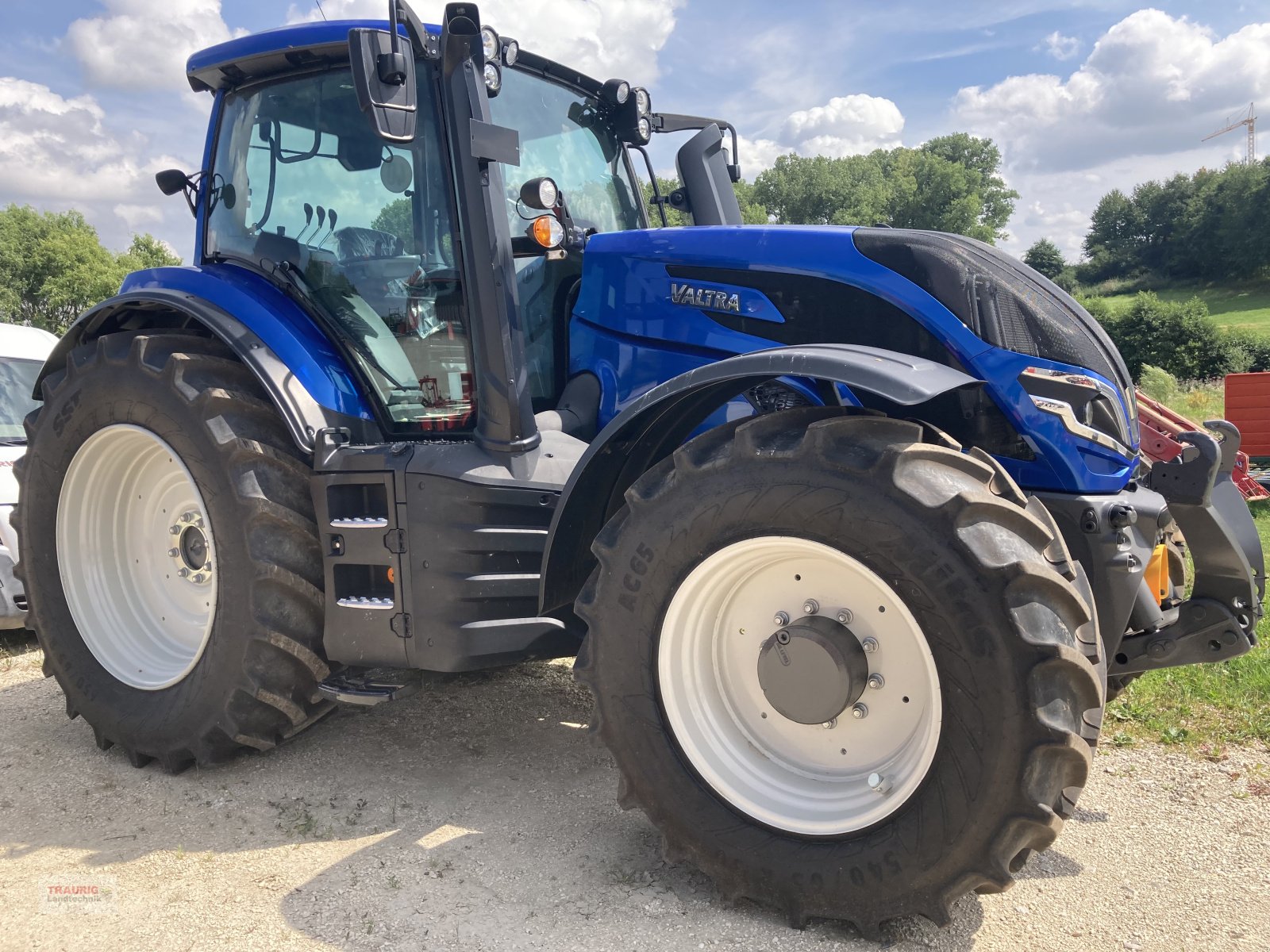 Traktor des Typs Valtra T 175 Aktiv, Neumaschine in Mainburg/Wambach (Bild 1)