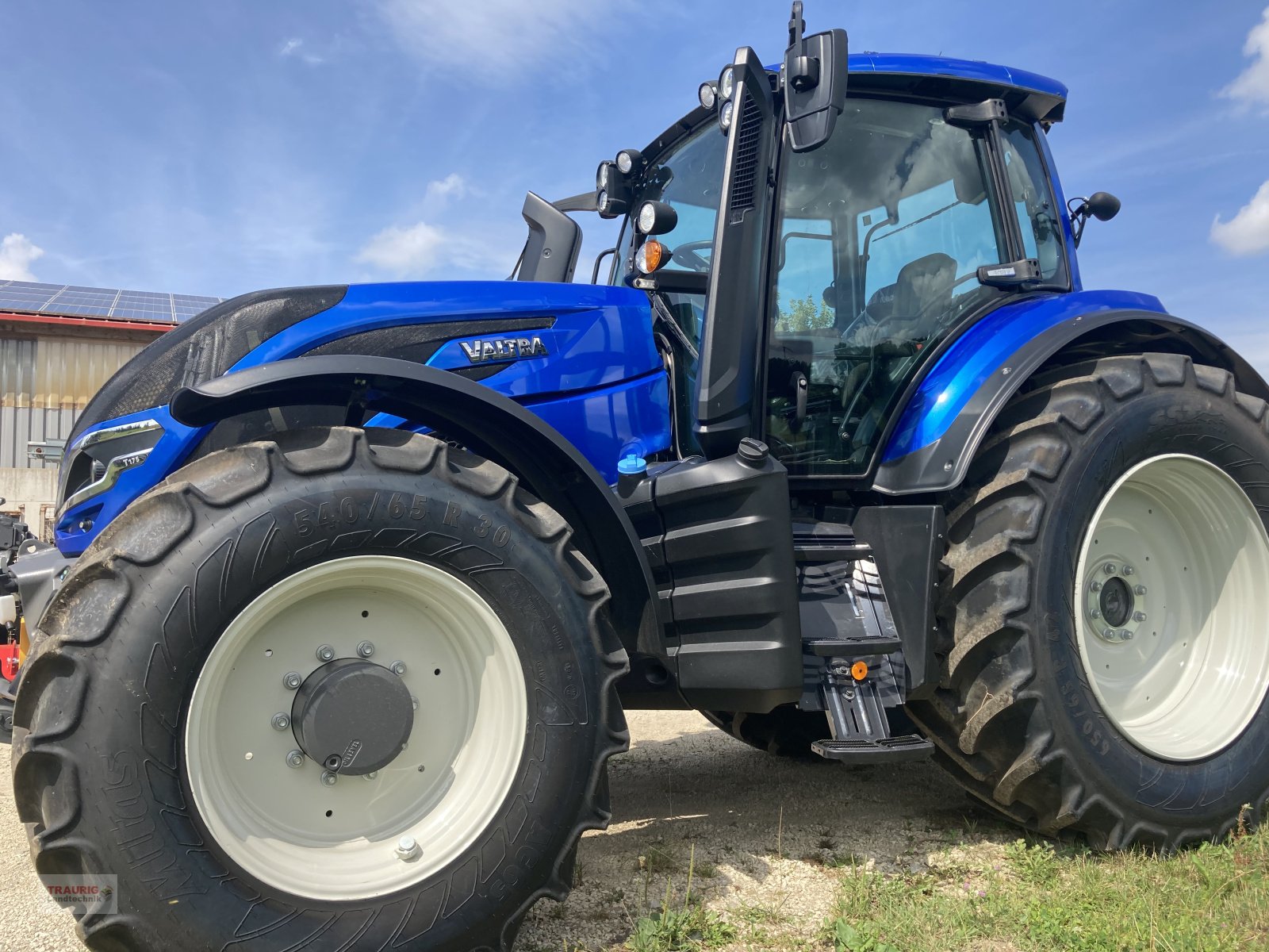 Traktor of the type Valtra T 175 Aktiv, Neumaschine in Mainburg/Wambach (Picture 2)