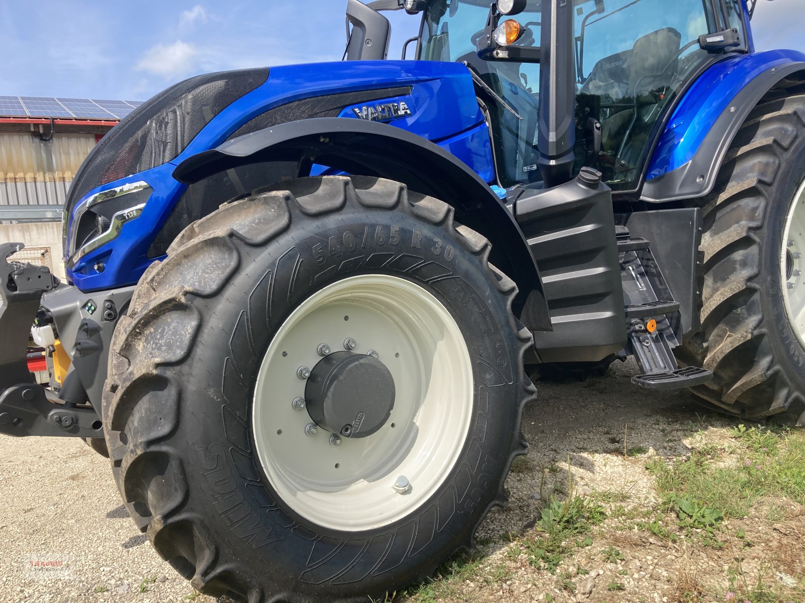 Traktor του τύπου Valtra T 175 Aktiv, Neumaschine σε Mainburg/Wambach (Φωτογραφία 3)