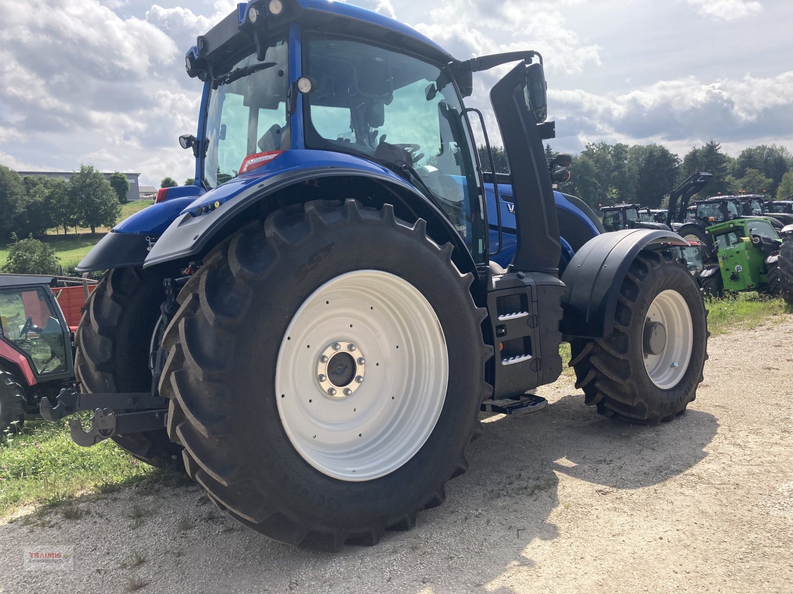 Traktor of the type Valtra T 175 Aktiv, Neumaschine in Mainburg/Wambach (Picture 8)