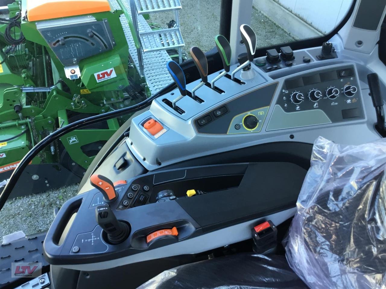 Traktor van het type Valtra T 175e A, Neumaschine in Eggenfelden (Foto 7)