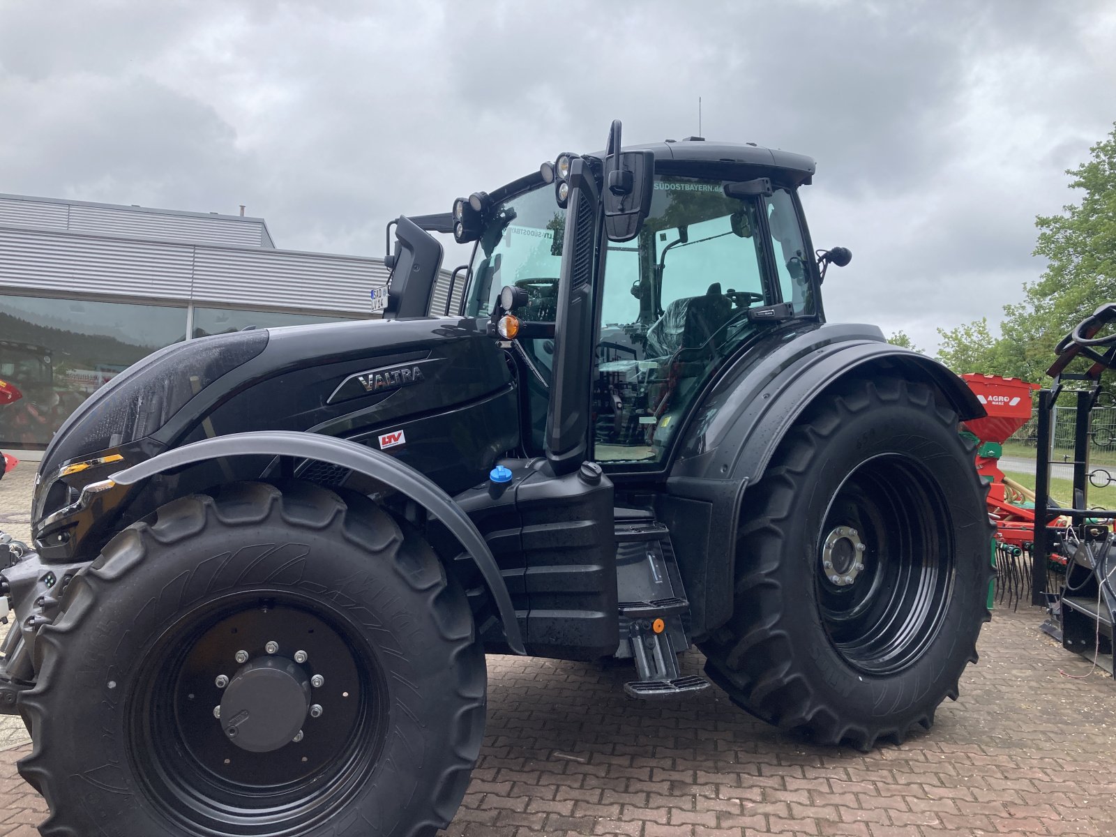 Traktor of the type Valtra T 195 D Rüfa, Neumaschine in Bodenwöhr/ Taxöldern (Picture 3)