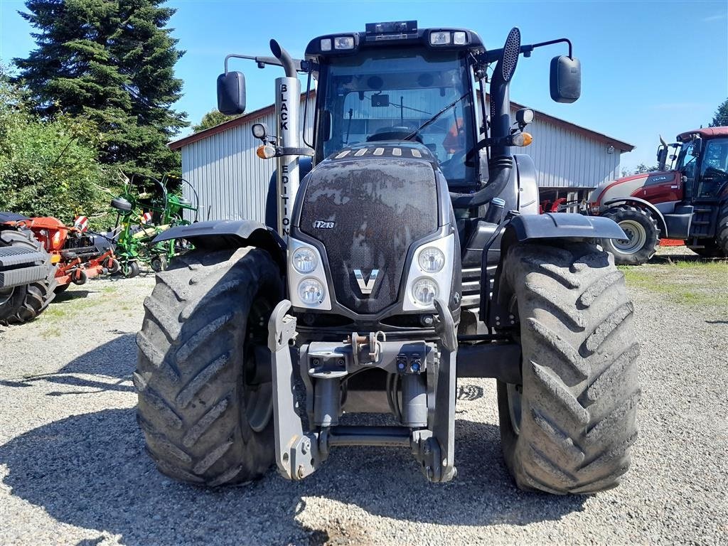 Traktor от тип Valtra T 213 VERSU BLACK EDITION, Gebrauchtmaschine в Gudbjerg (Снимка 2)