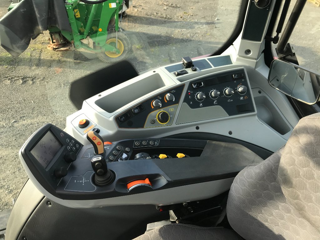 Traktor des Typs Valtra T 214 DIRECT . DESTOCKAGE, Gebrauchtmaschine in UZERCHE (Bild 8)