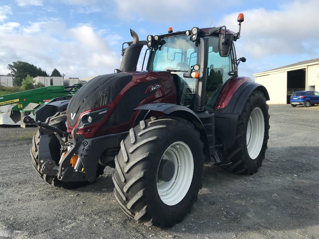 Traktor of the type Valtra T 214 DIRECT . DESTOCKAGE, Gebrauchtmaschine in UZERCHE (Picture 2)