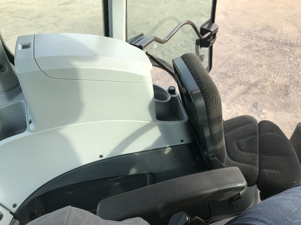 Traktor del tipo Valtra T 214 DIRECT . DESTOCKAGE, Gebrauchtmaschine en UZERCHE (Imagen 9)