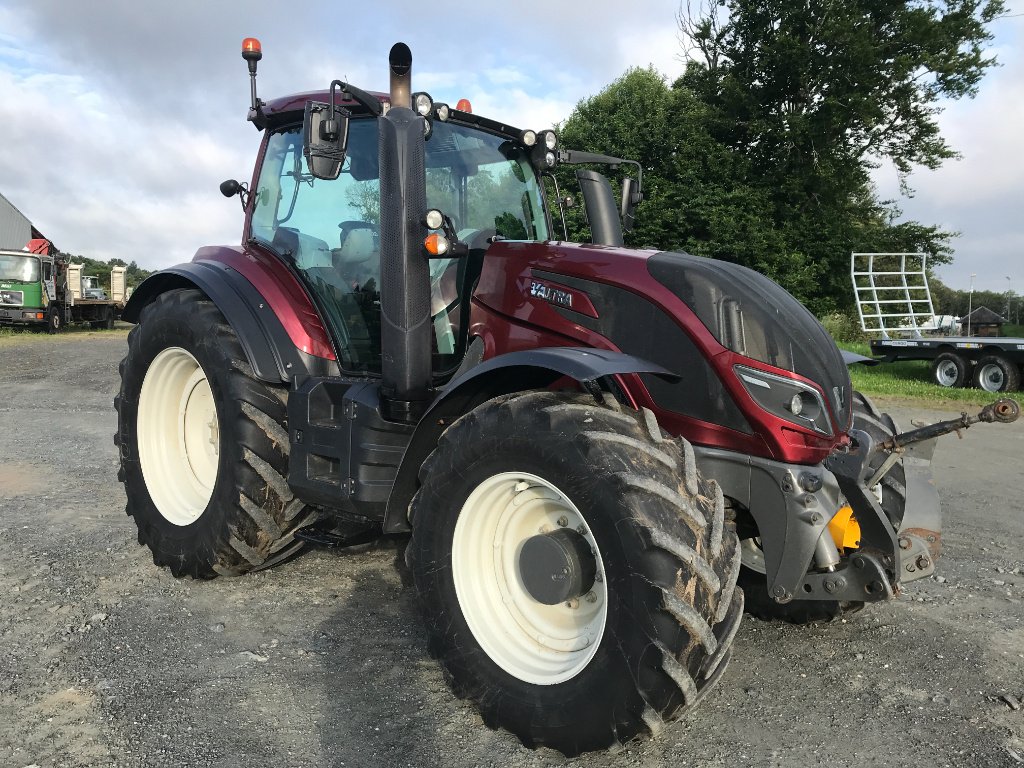 Traktor of the type Valtra T 214 DIRECT . DESTOCKAGE, Gebrauchtmaschine in UZERCHE (Picture 1)