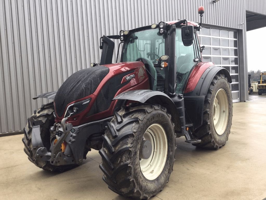 Traktor of the type Valtra T 214 Direct, Gebrauchtmaschine in Vogelsheim (Picture 1)