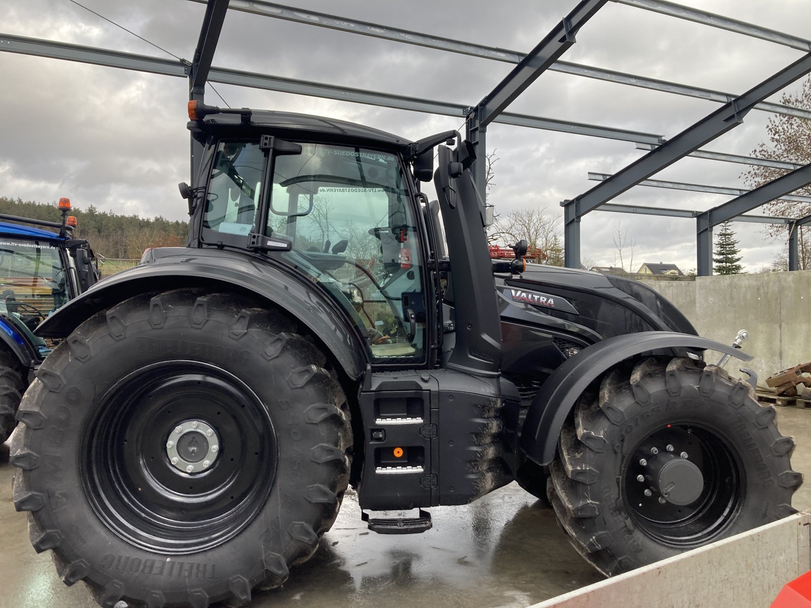 Traktor of the type Valtra T 215 D Rüfa, Neumaschine in Bodenwöhr/ Taxöldern (Picture 3)