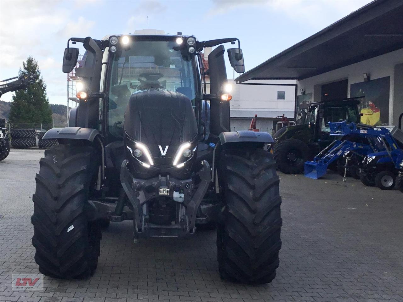 Traktor of the type Valtra T 215 D TW, Neumaschine in Eggenfelden (Picture 3)