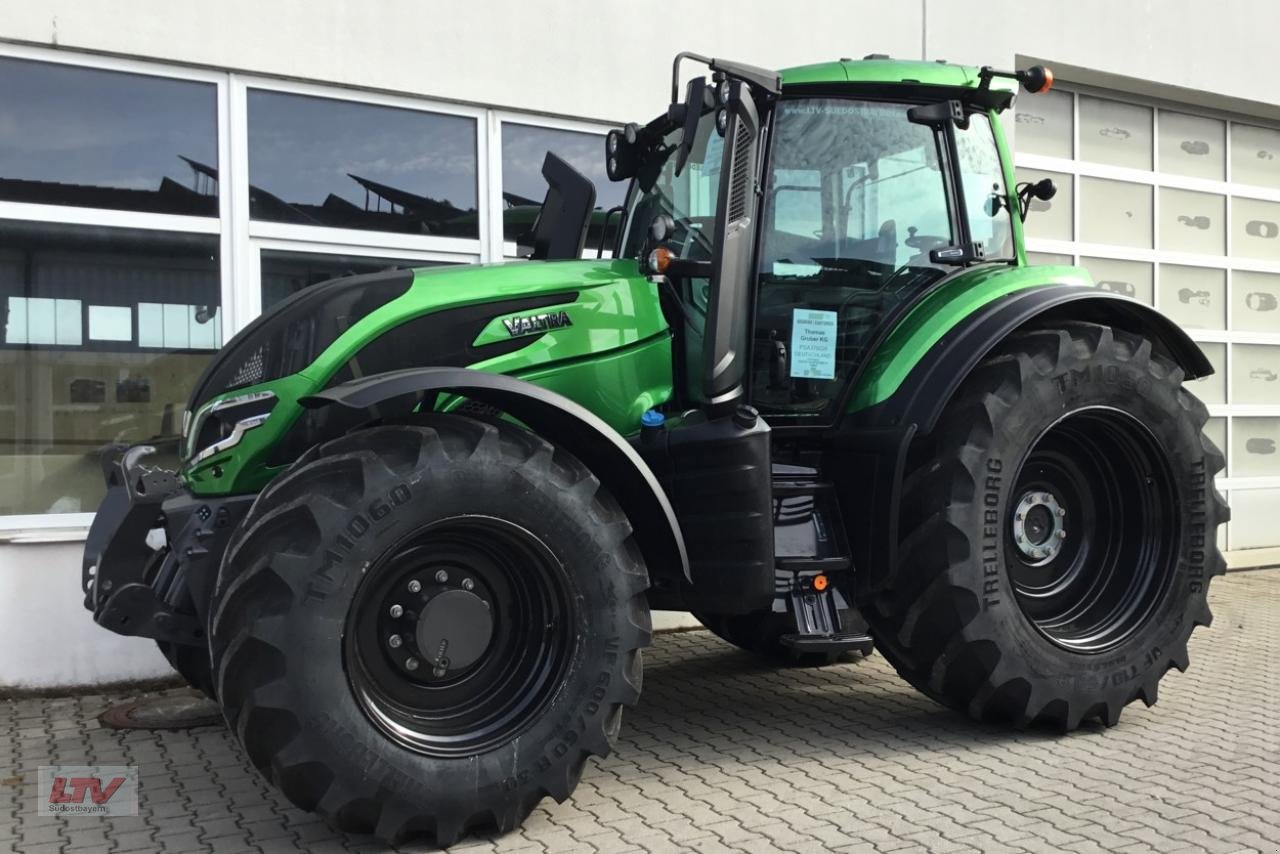 Traktor of the type Valtra T 215 D ULTRA-GREEN TT, Neumaschine in Eggenfelden (Picture 3)