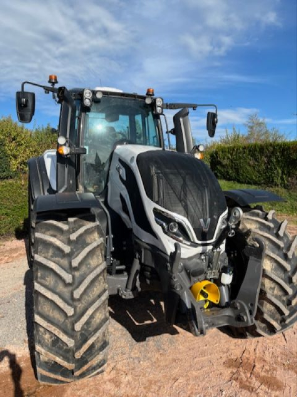 Traktor van het type Valtra T 215 VERSU, Gebrauchtmaschine in CHAMPLECY (Foto 1)