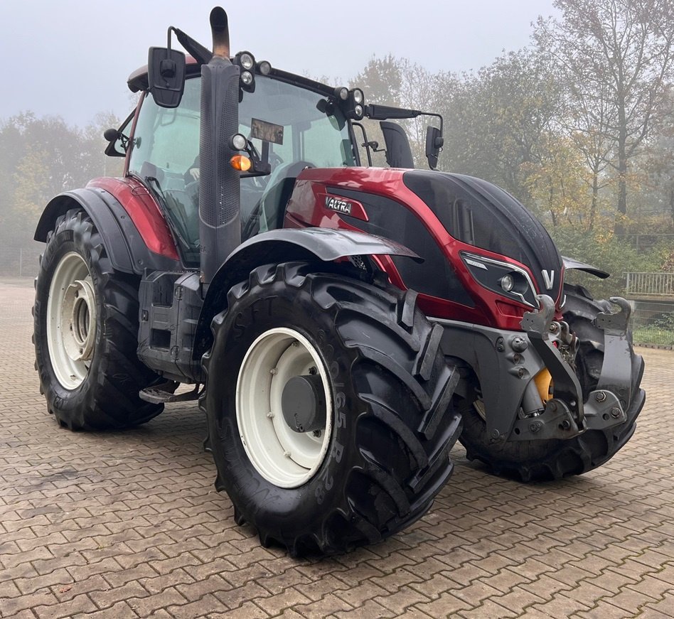 Traktor du type Valtra T 234 V   **FKH & FZW**, Gebrauchtmaschine en Bramsche (Photo 1)