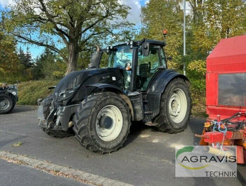 Traktor of the type Valtra T 234 V VERSU, Gebrauchtmaschine in Calbe / Saale (Picture 1)