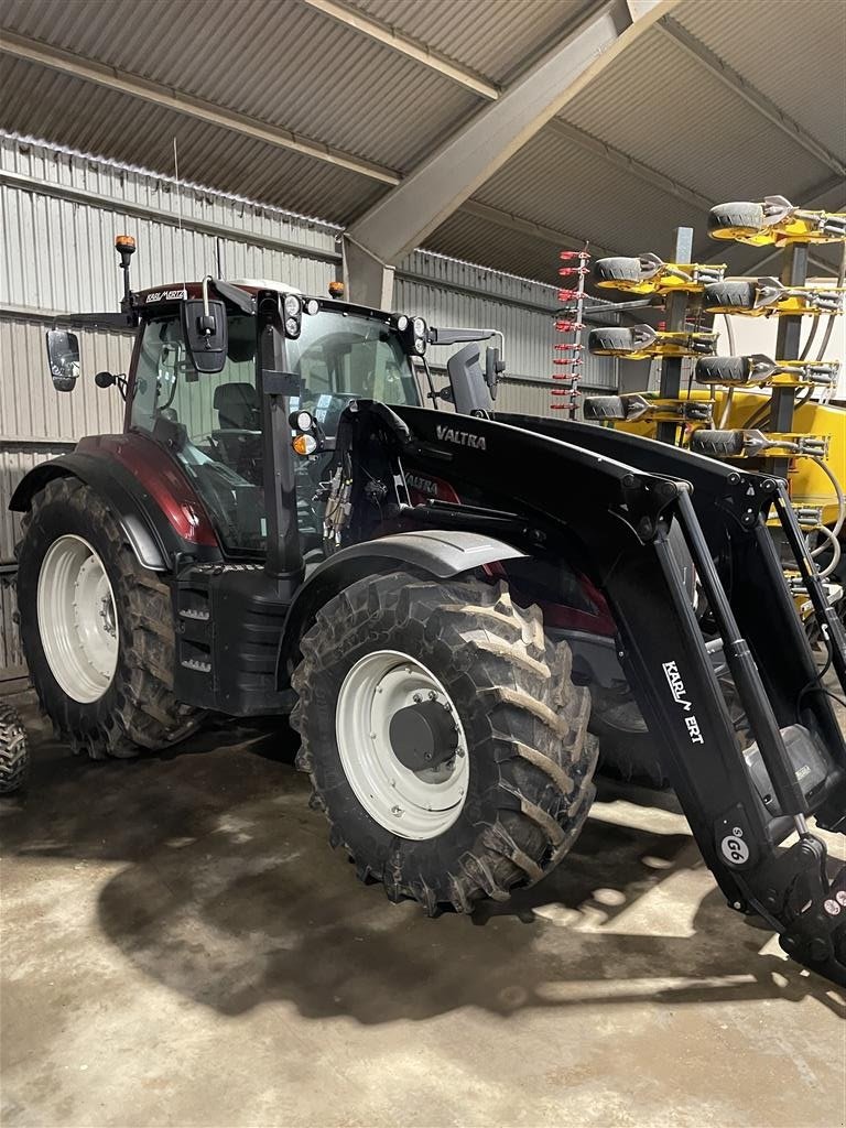 Traktor of the type Valtra T 235 D GPS/RTK, Vendbar kabine, Frontlæsser, Gebrauchtmaschine in Sakskøbing (Picture 1)