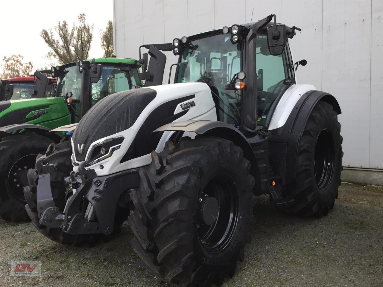 Traktor van het type Valtra T 235 D TW White Elegant, Neumaschine in Eggenfelden (Foto 1)