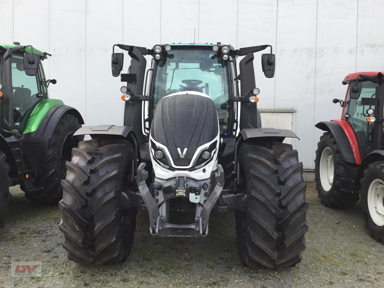 Traktor of the type Valtra T 235 D TW White Elegant, Neumaschine in Eggenfelden (Picture 2)