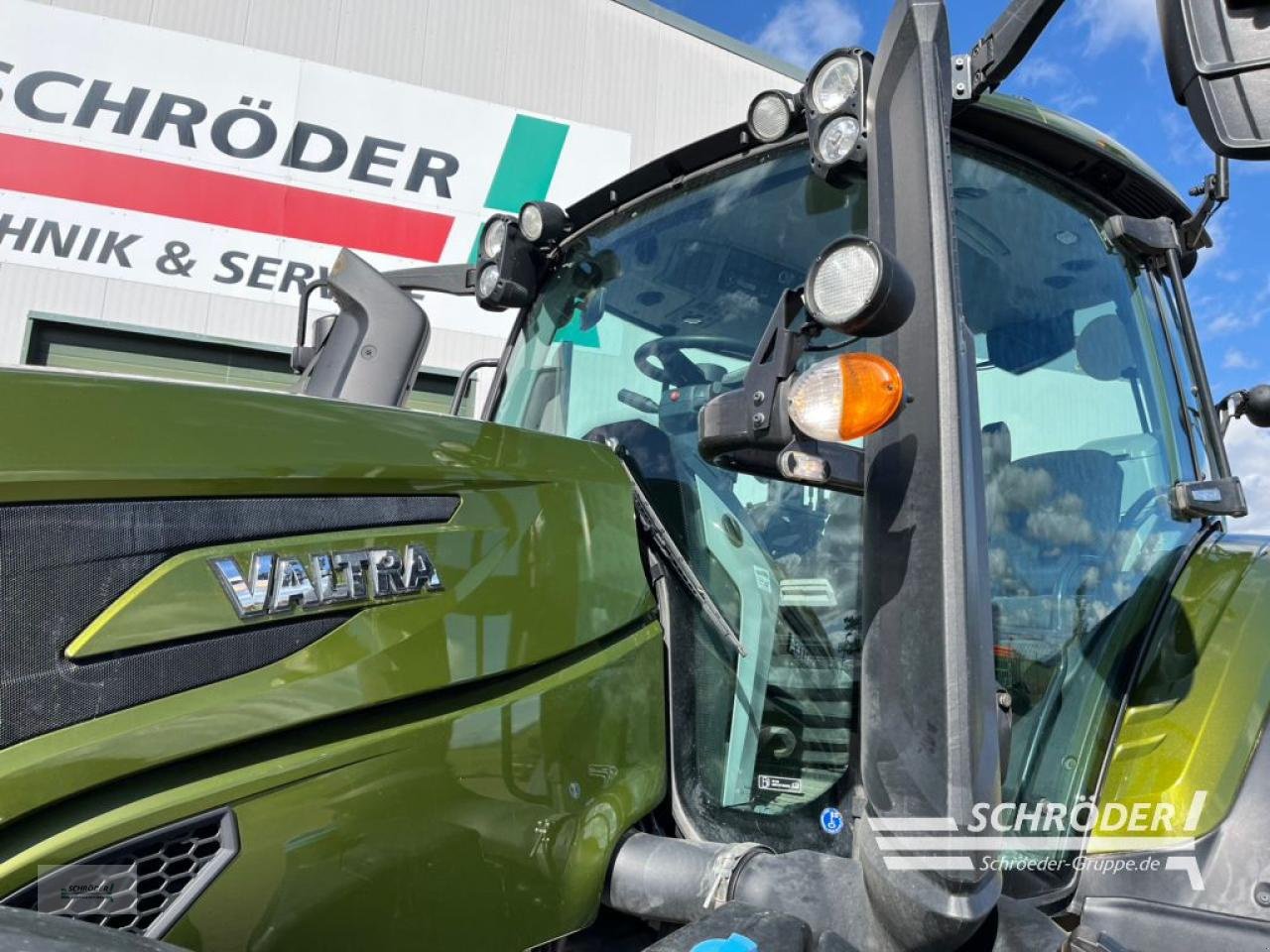 Traktor of the type Valtra T 235 D, Gebrauchtmaschine in Leizen (Picture 8)