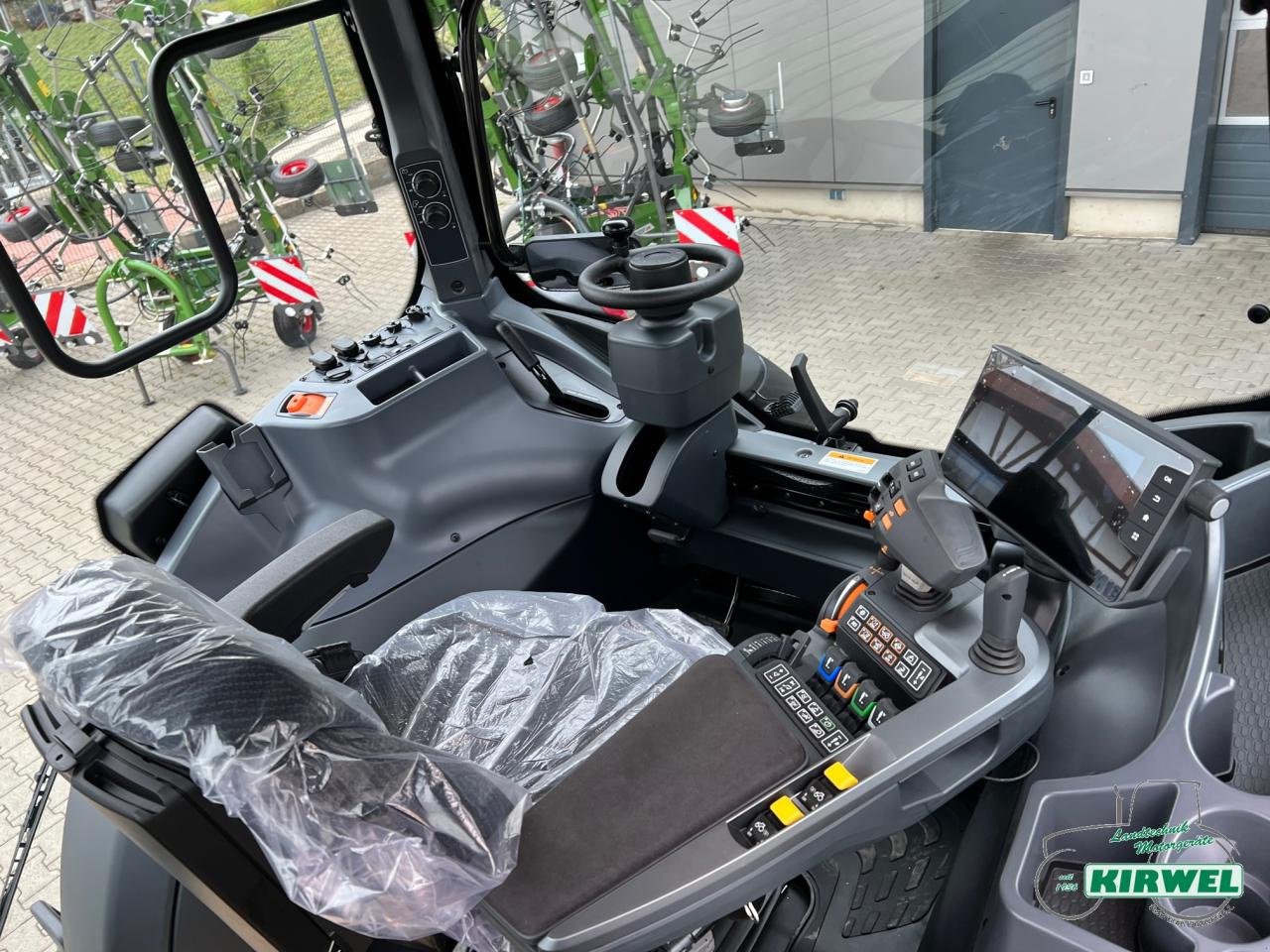 Traktor van het type Valtra T 235 Direct, Neumaschine in Blankenheim (Foto 10)