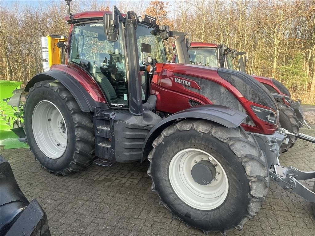 Traktor of the type Valtra T 254V SmartTouch, Gebrauchtmaschine in Nimtofte (Picture 1)