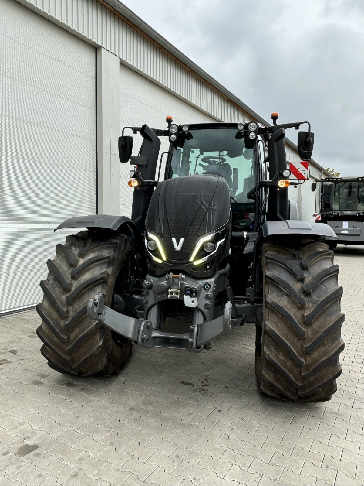 Traktor typu Valtra T 255 Active, Gebrauchtmaschine w Bützow (Zdjęcie 2)