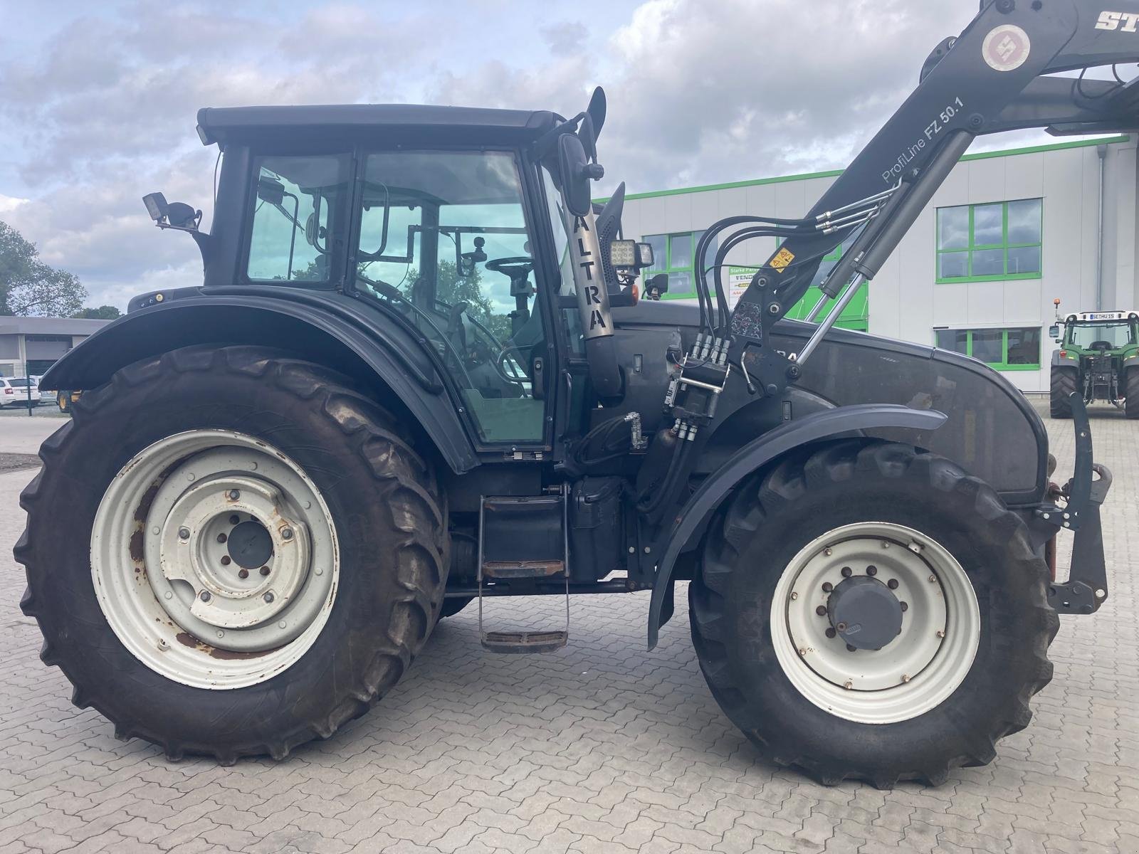 Traktor des Typs Valtra T151, Gebrauchtmaschine in Bevern (Bild 3)