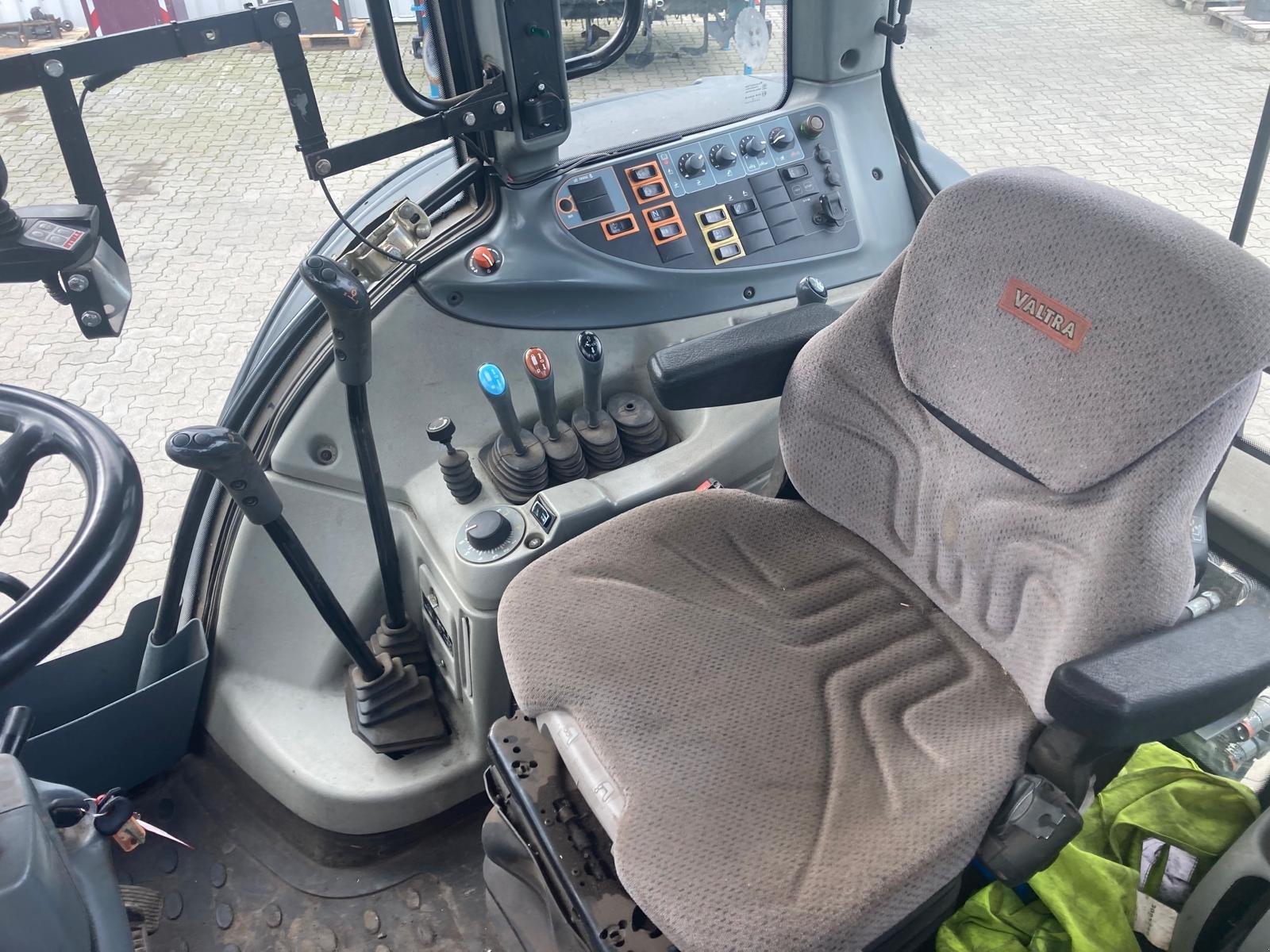 Traktor Türe ait Valtra T151, Gebrauchtmaschine içinde Bevern (resim 10)