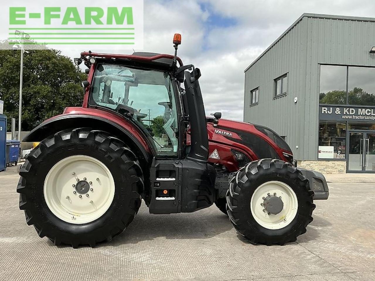 Traktor типа Valtra t174 active twin track reverse tractor (st20714), Gebrauchtmaschine в SHAFTESBURY (Фотография 7)