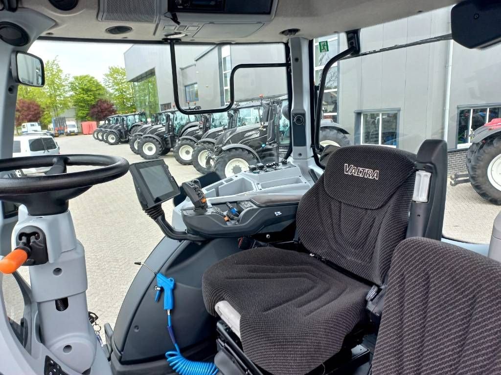 Traktor van het type Valtra T174 Direct Smart Touch, 2021, 450 hours!, Gebrauchtmaschine in Marknesse (Foto 9)