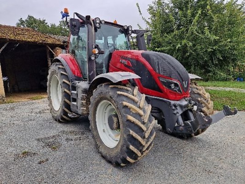 Traktor of the type Valtra T174 VERSU, Gebrauchtmaschine in PEYROLE (Picture 1)