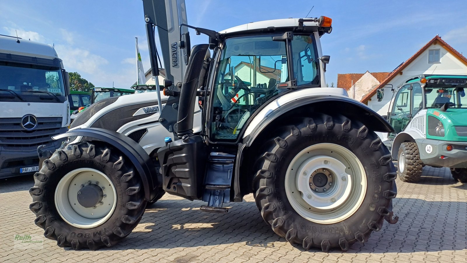 Traktor of the type Valtra T174, Gebrauchtmaschine in Wolnzach (Picture 7)