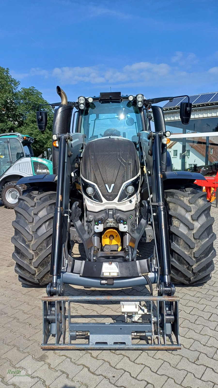 Traktor of the type Valtra T174, Gebrauchtmaschine in Wolnzach (Picture 27)