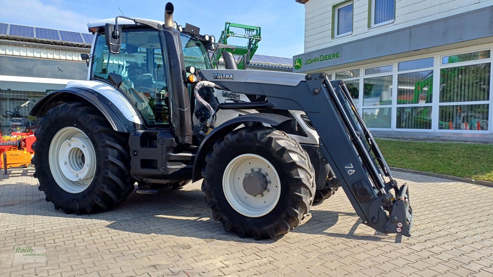 Traktor of the type Valtra T174, Gebrauchtmaschine in Wolnzach (Picture 28)