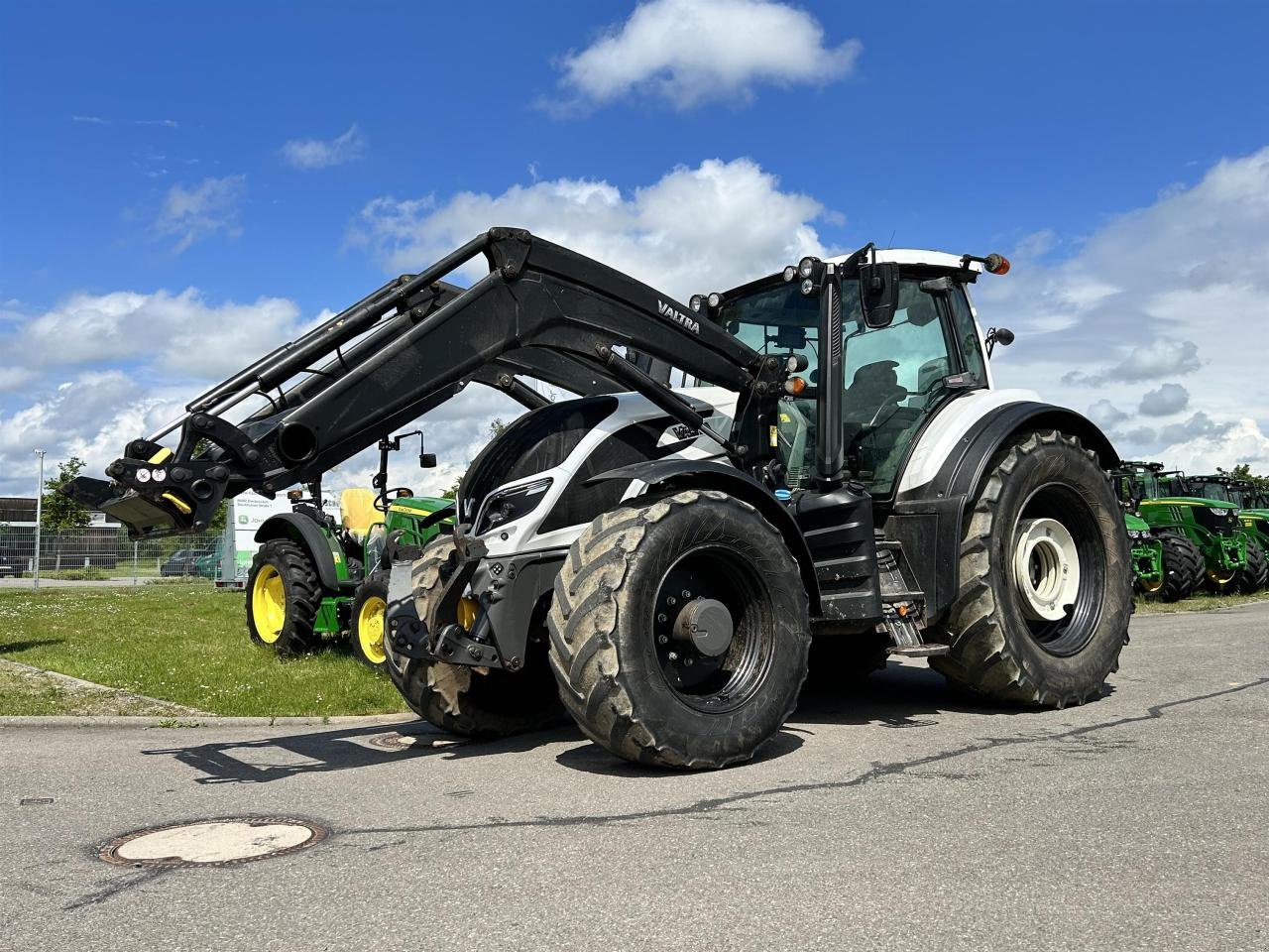 Traktor типа Valtra T174, Gebrauchtmaschine в Niederkirchen (Фотография 2)