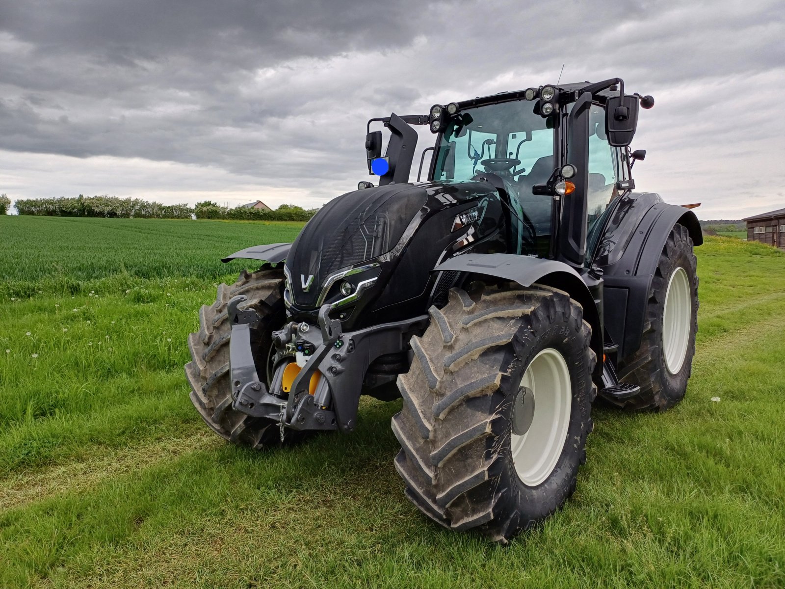 Traktor of the type Valtra T175 Active, Gebrauchtmaschine in Heideck (Picture 1)