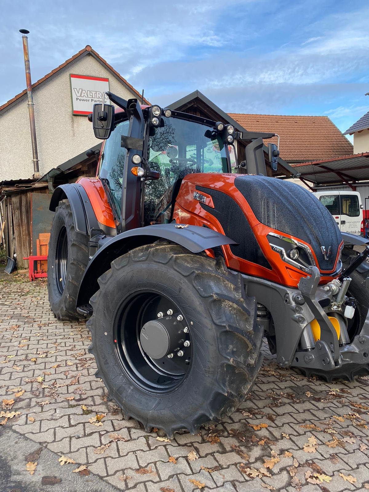 Traktor van het type Valtra T175, Gebrauchtmaschine in Weiden/Theisseil (Foto 3)