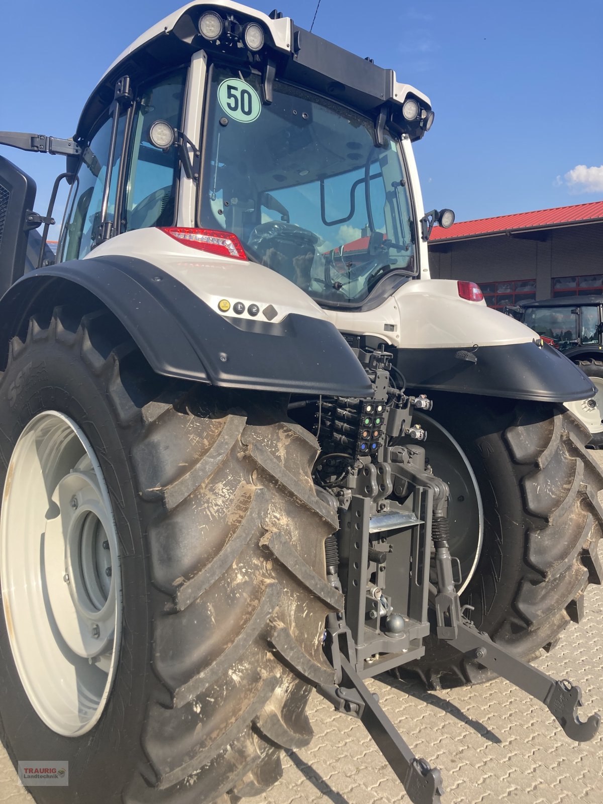 Traktor van het type Valtra T175e Active, Neumaschine in Mainburg/Wambach (Foto 3)