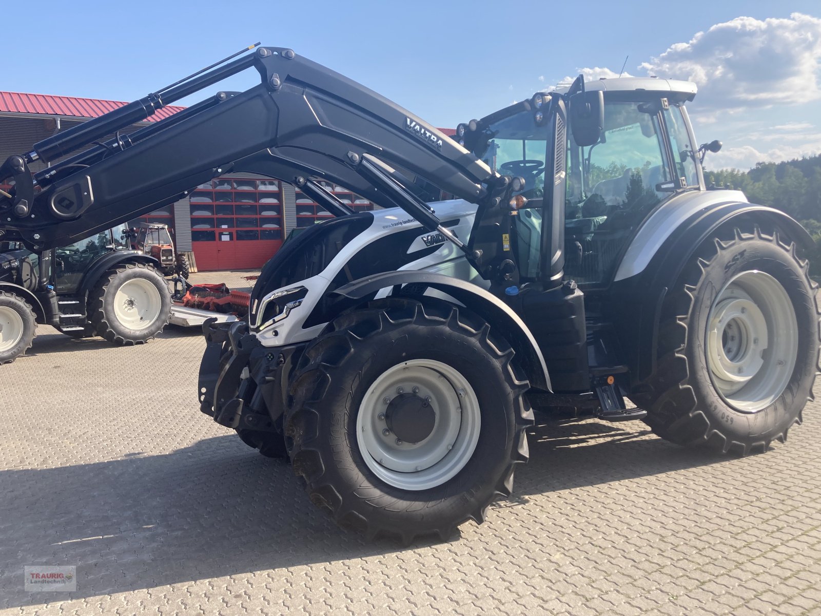 Traktor of the type Valtra T175e Active, Neumaschine in Mainburg/Wambach (Picture 14)